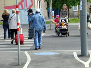 Fußgänger benutzen unnötigerweise Radfahrerüberfahrt an der Kreuzung Kapellenweg/Langobardenstraße